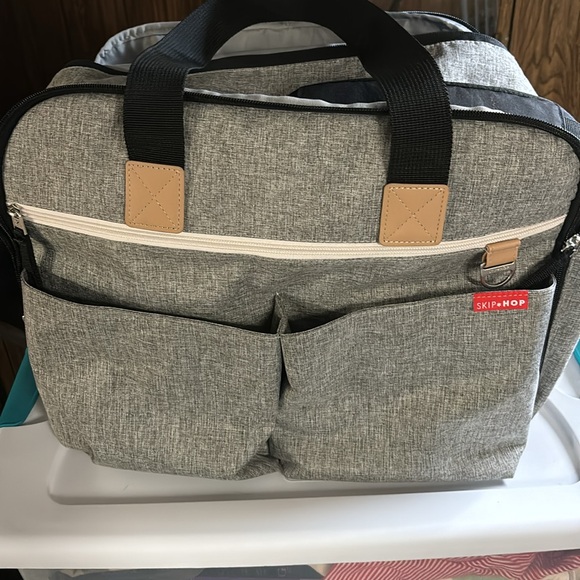 HP 10/26 🌟 Gently used (only 3 times) Skip hop Diaper Bag: Iconic Duo Weekender - Picture 11 of 12